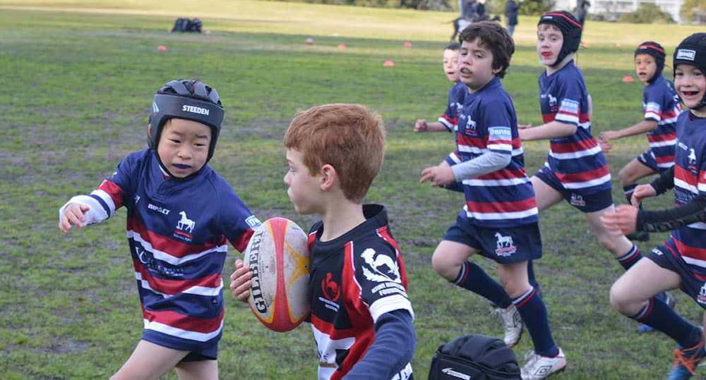 young-rugby-kids-running-the-ball