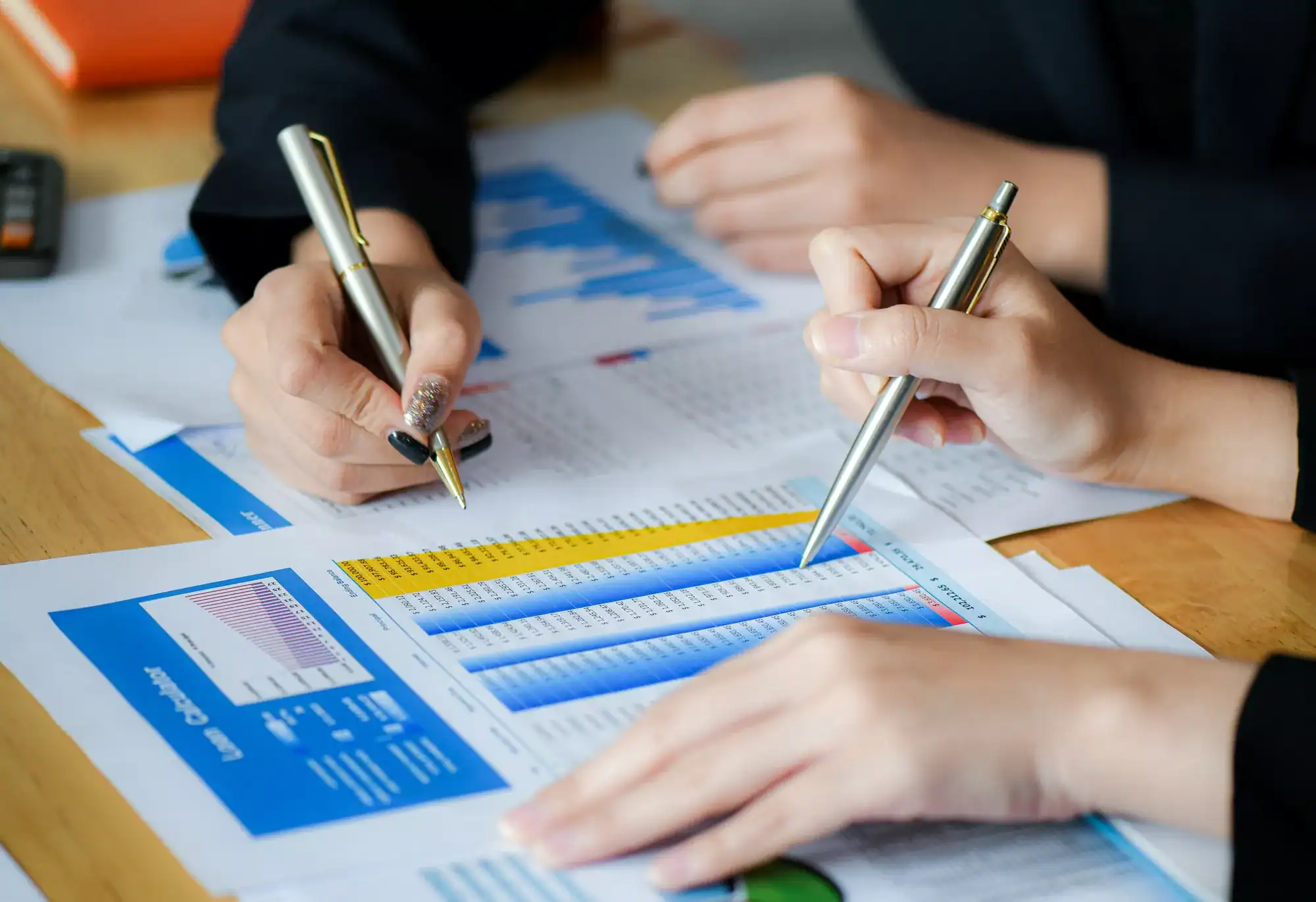 Female office staff are summarizing the number in the office.