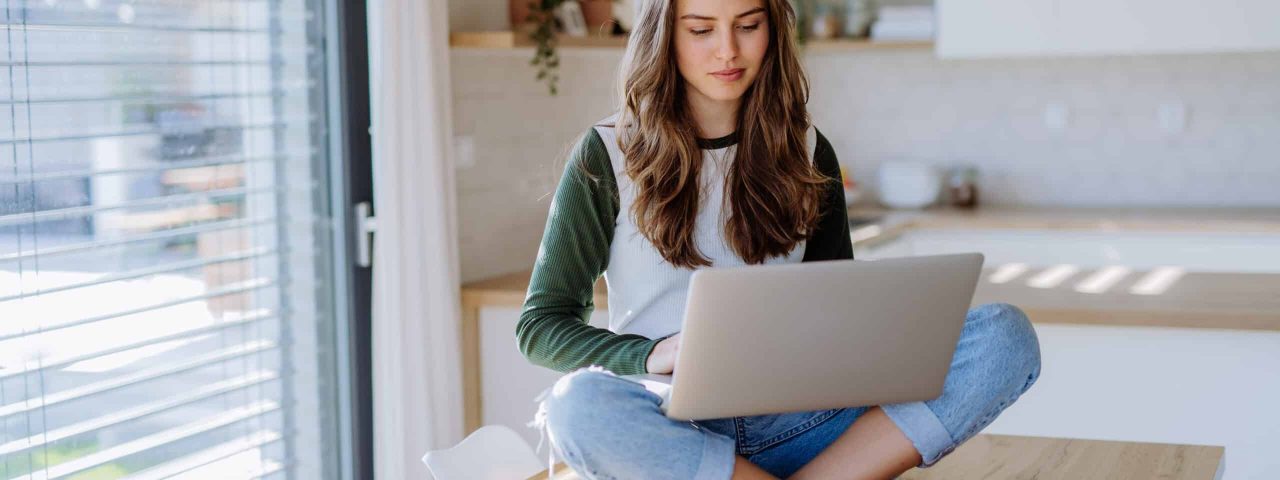 Young woman having homeoffice in her apartment.