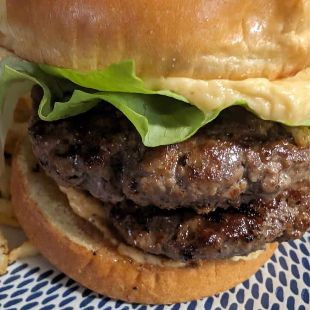 the best con queso double burger in your cast iron grill pan (1)