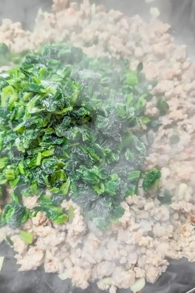 adding frozen spinach to pasta sauce