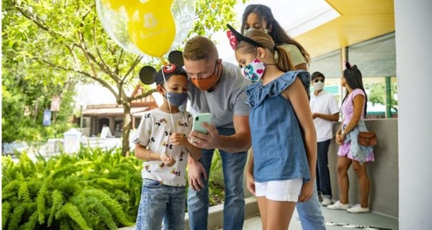 phone-app-disney-experience