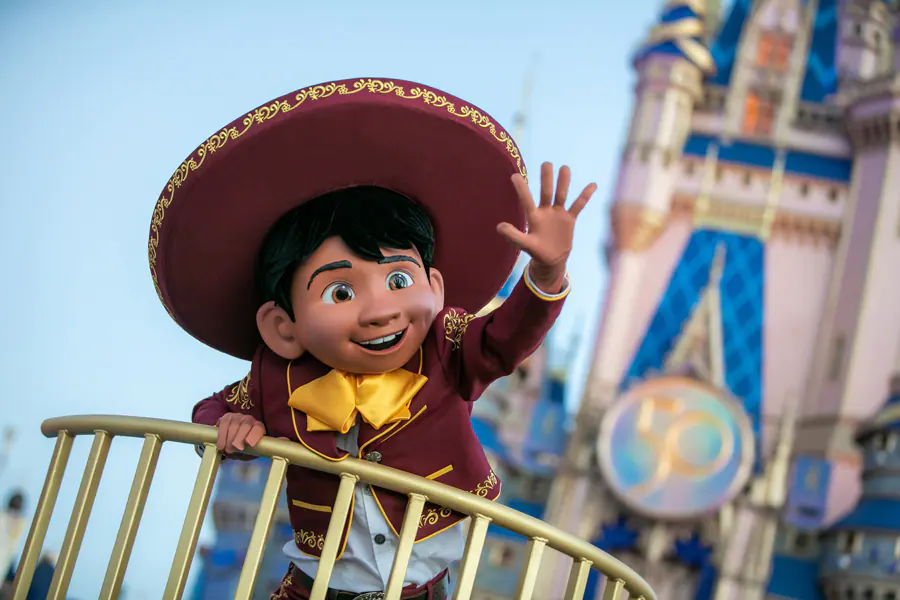 coco-miguel-pixar-parade