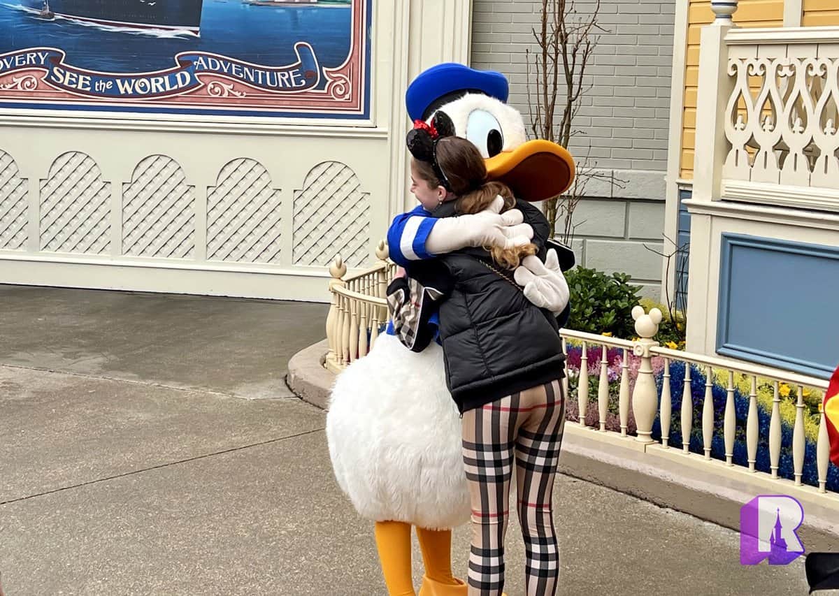 donald-hug-pandemic-covid