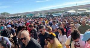crowd-disney-world-guests