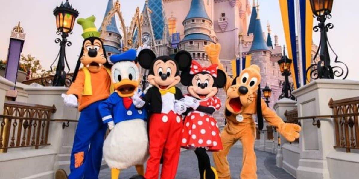 disney-world-characters-mickey-mouse