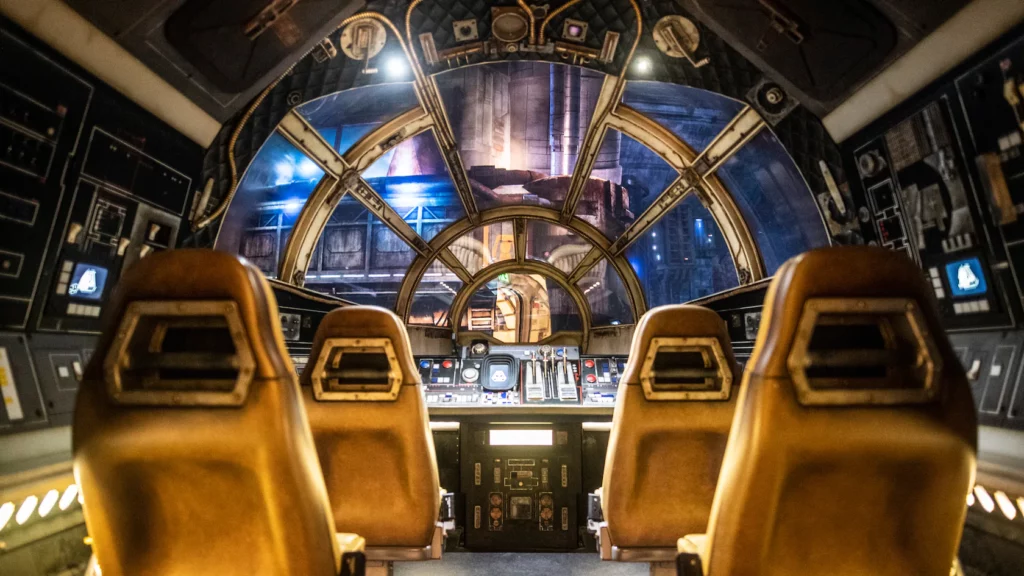Milennium-Falcon-Smuggler's-Run
