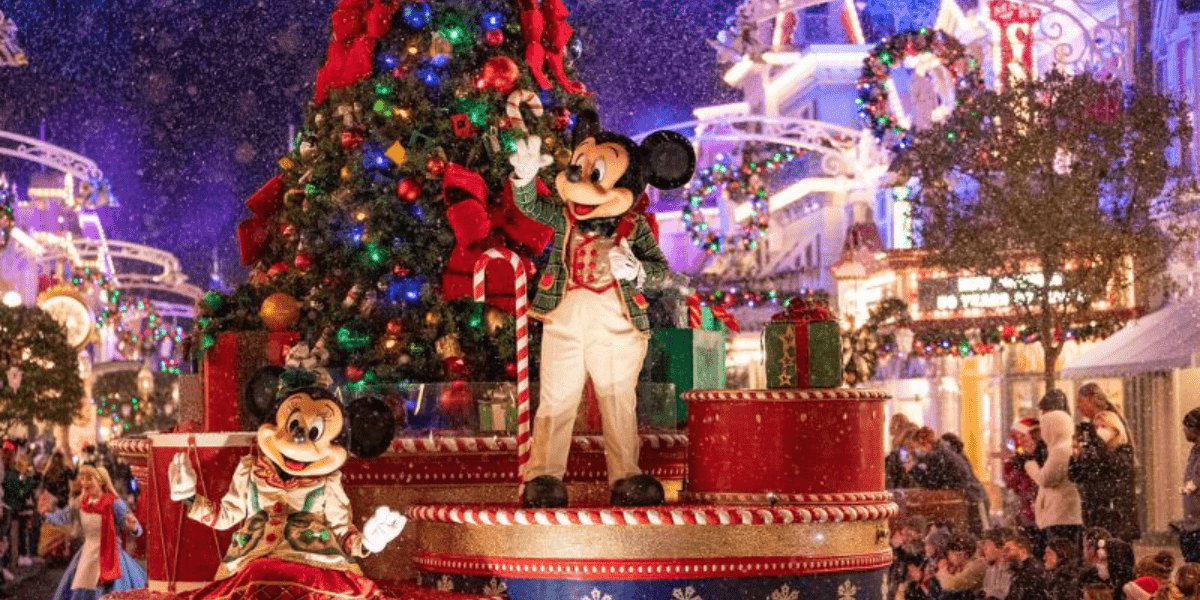 Christmas-Parade-at-Magic-Kingdom-Mickeys-Very-Merry-Christmas-Party