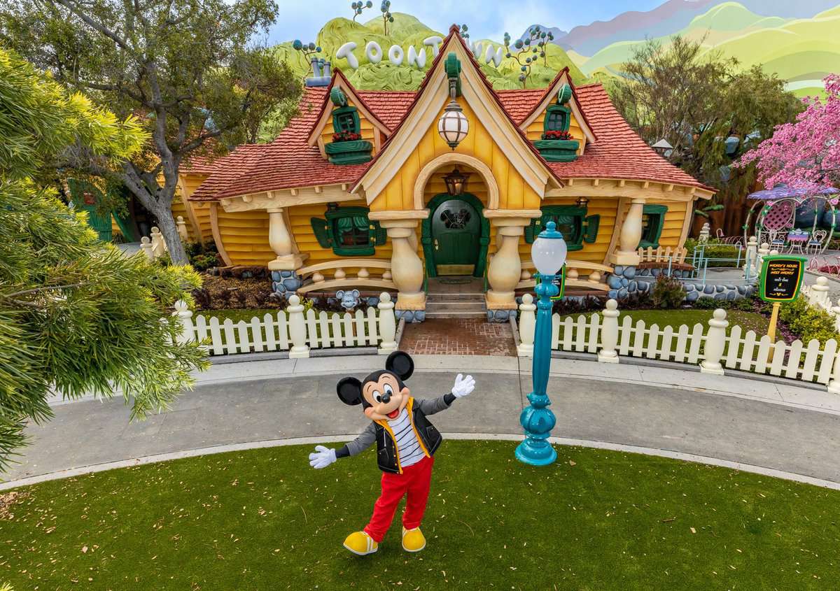 Mickey outside his house in Toontown