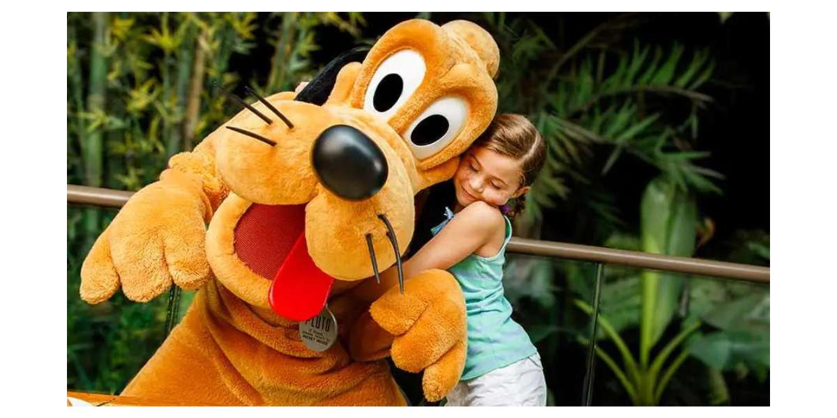 Pluto at Garden Grill Restaurant in EPCOT, Walt DIsney World