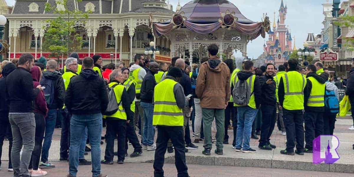 disneyland paris strike cast members