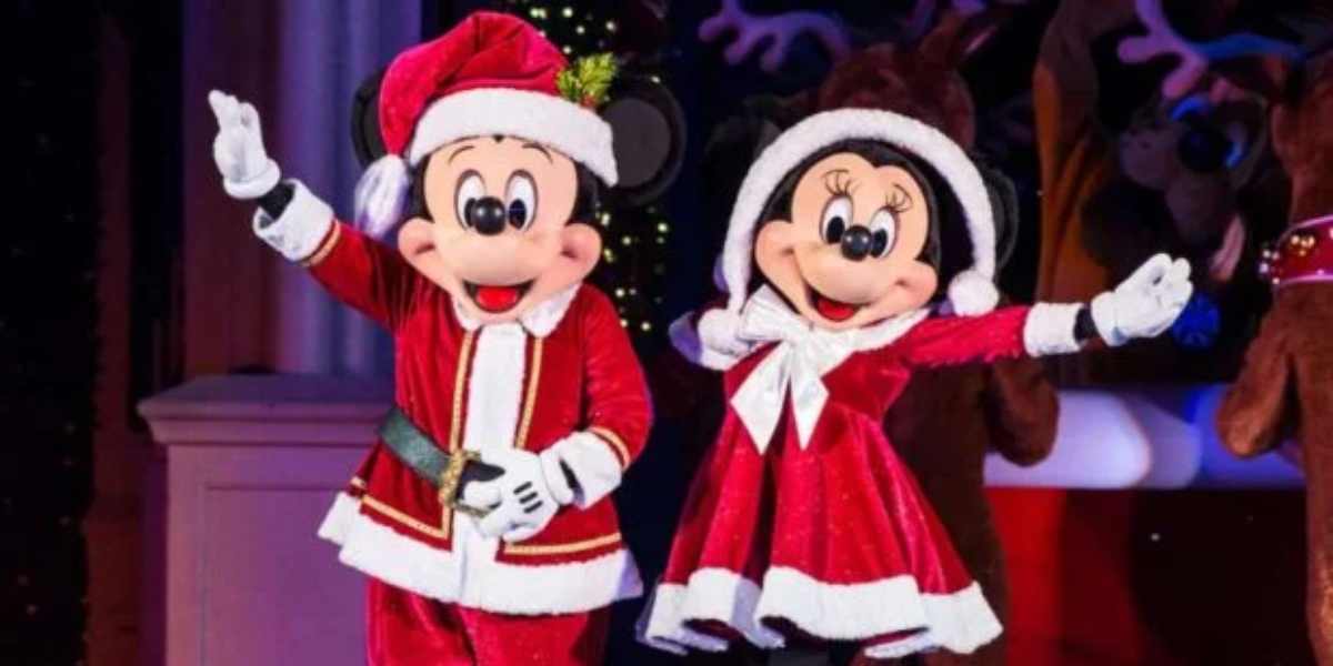 Mickey and Minnie dressed in Holiday outfits
