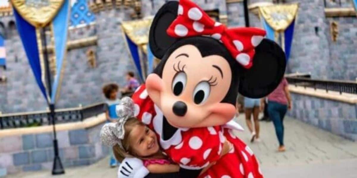 Minnie Mouse hugging a Disney Guest