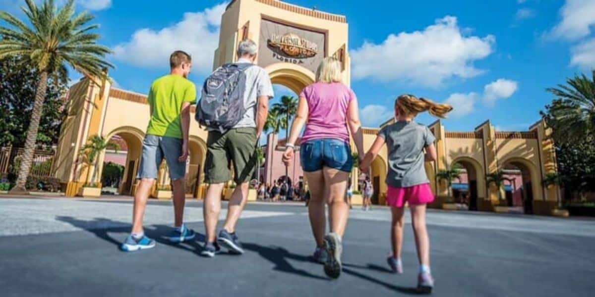 Guests walking into Universal Studios Florida