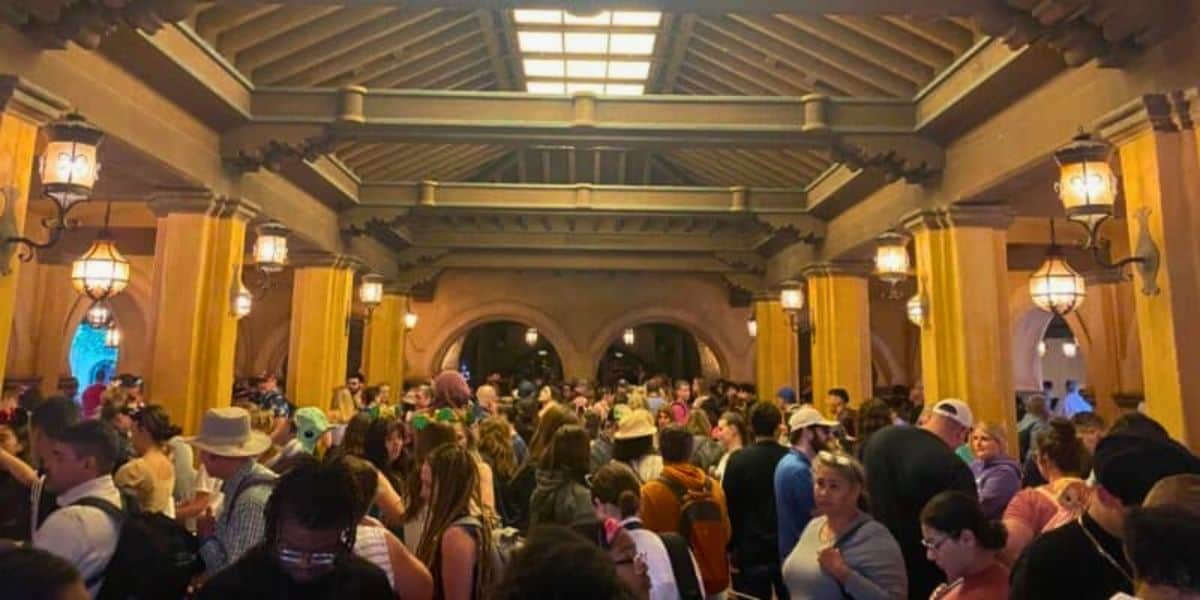 Crowds at Pirates of the Caribbean in Walt Disney World.