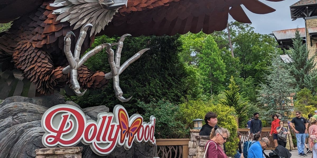 Dollywood park entrance