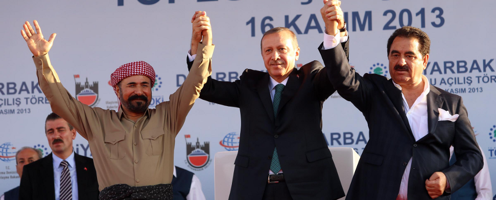 Erdogan zusammen mit den beiden Sängern Ibrahim Tatlises und Siwan Prever in Diyarbakir am 16.11.2013.