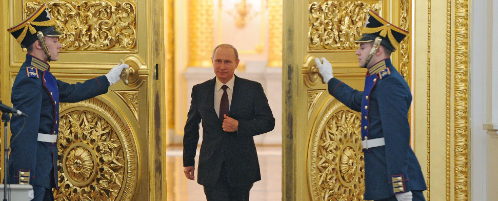 Vladimir Putin schreitet am 12.12.2013 zum Pult, um sich ans russische Volk zu wenden.