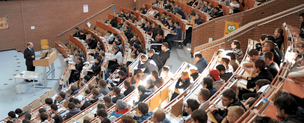 Studenten in einem Hörsaal.