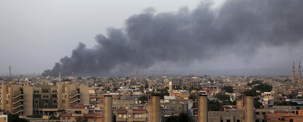 Libyen wird seit Wochen von schweren Kämpfen erschüttert. Nachdem Milizen in der Hauptstadt Tripolis die Oberhand gewannen, wich das libysche Parlament nach Tobruk aus. Nun müssen sich seine Mitglieder auf einer griechischen Autofähre treffen. (rtr)