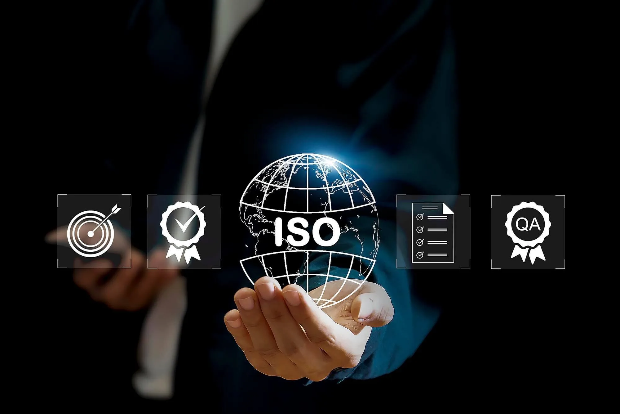 Certificações ISO. Imagem escura com a mão de um homem segurando uma bola azul escrito ISO.