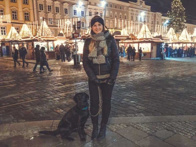 weihnachtsmarkt-mit-hund