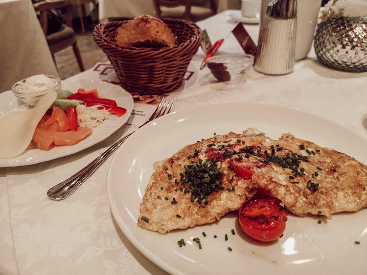 fruehstueck-hotel-magdalena-zillertal-bewertung-urlaub-hund