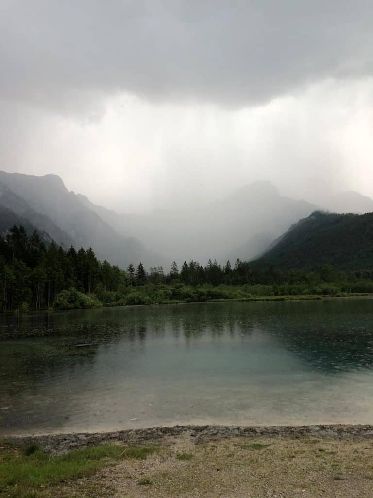 almsee-im-regen-mit-hund