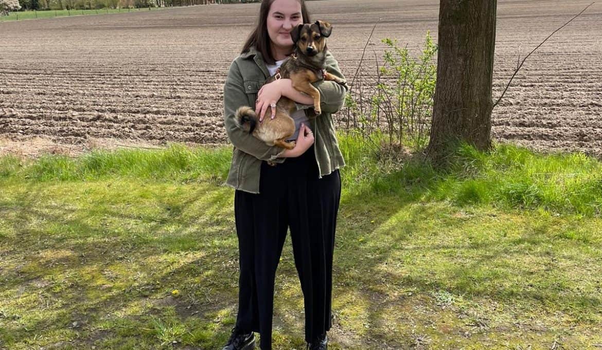 neu-im-team-anna-und-bootsmann-hund-mit-frauchen