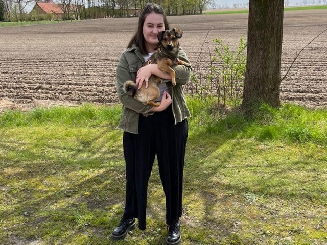 neu-im-team-anna-und-bootsmann-hund-mit-frauchen