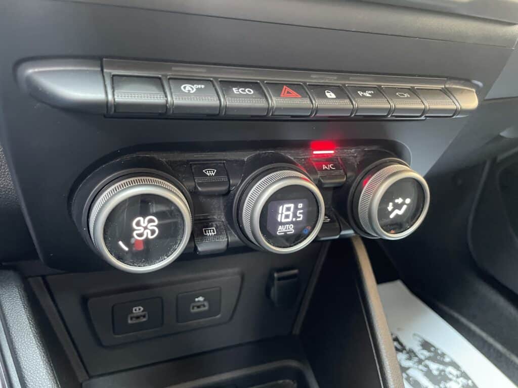 18 DACIA DUSTER 2023 BENZINA 13000KM UNICO PROPRIETARIO ACCESSORI