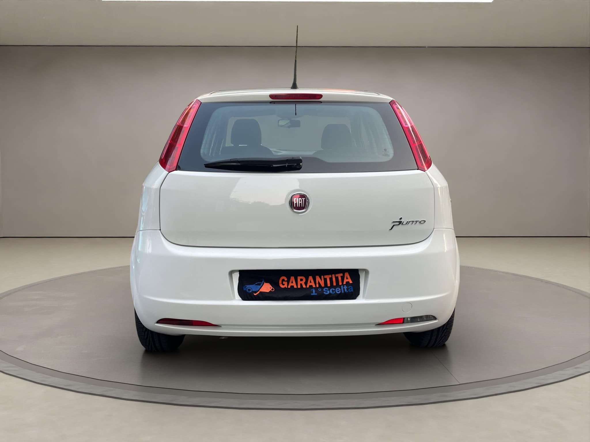 8 fiat punto 2013 benzina unico proprietario neopatentati