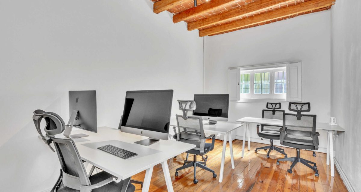 Oficinas modernas con mobiliario y equipo