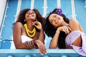 Danseurs et musiciens traditionnels guadeloupéens en tenue créole lors d’un événement culturel