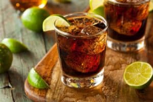 Alambics traditionnels dans une distillerie de rhum en Guadeloupe – patrimoine et savoir-faire local