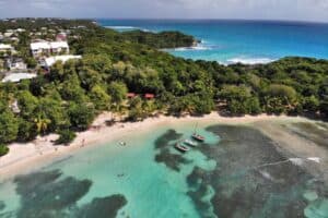 Vue aérienne de la Guadeloupe avec mer turquoise et végétation luxuriante – Itinéraire 7 jours