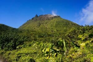 Vue sur le sommet du volcan La Soufrière en Guadeloupe avec nuages et sentier de randonnée