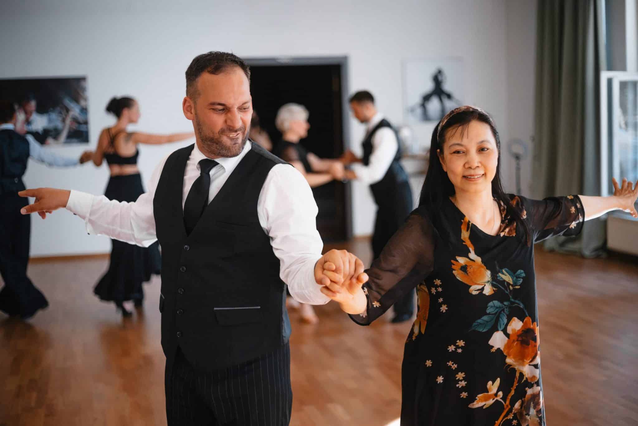Profi und Amateurin haben Spaß beim Tanzen Lernen