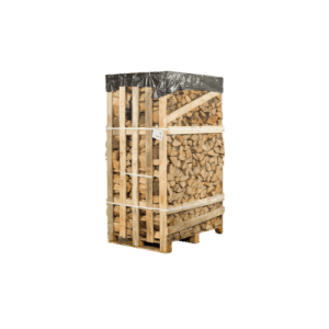 Een jumbopallet ovengedroogd mixhout van Onshout.nl wordt gestapeld en verpakt in zwart plastic, vastgezet met spanbanden, zodat er een nette rechthoek ontstaat, klaar voor transport of opslag.