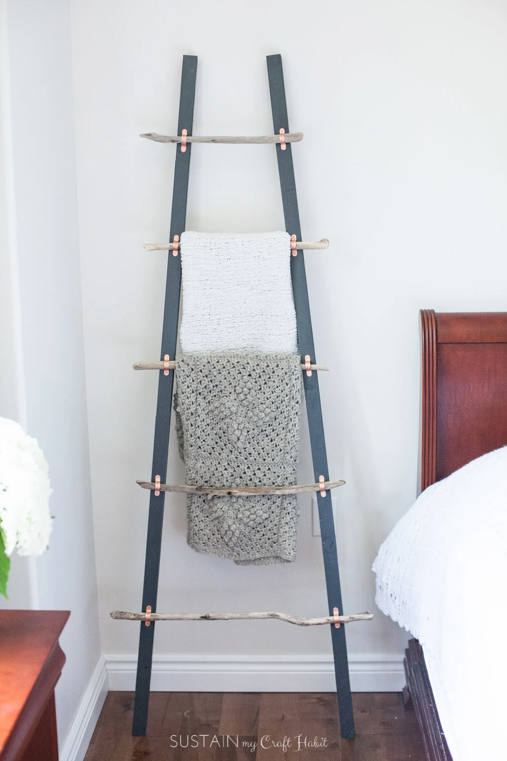 how to make a diy blanket ladder with driftwood