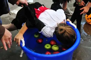 apple bobbing 316x210 1