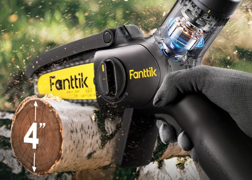 TURBOLITE mini chainsaw cutting log efficiently.