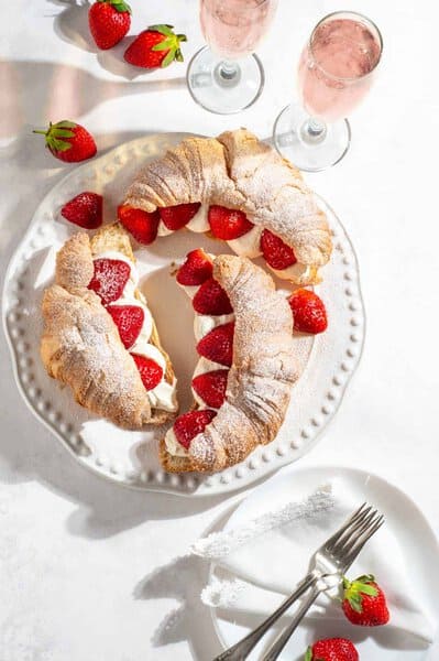 strawberry croissants with mascarpone cream