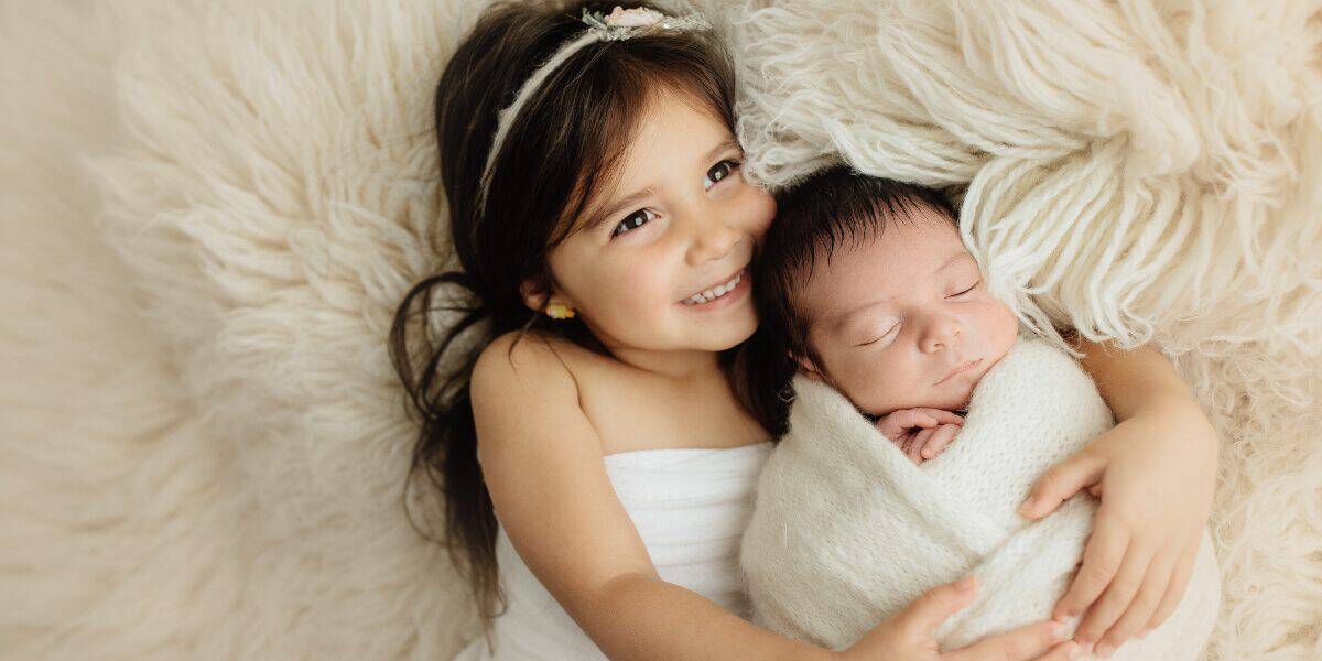 newborn photograph with sister