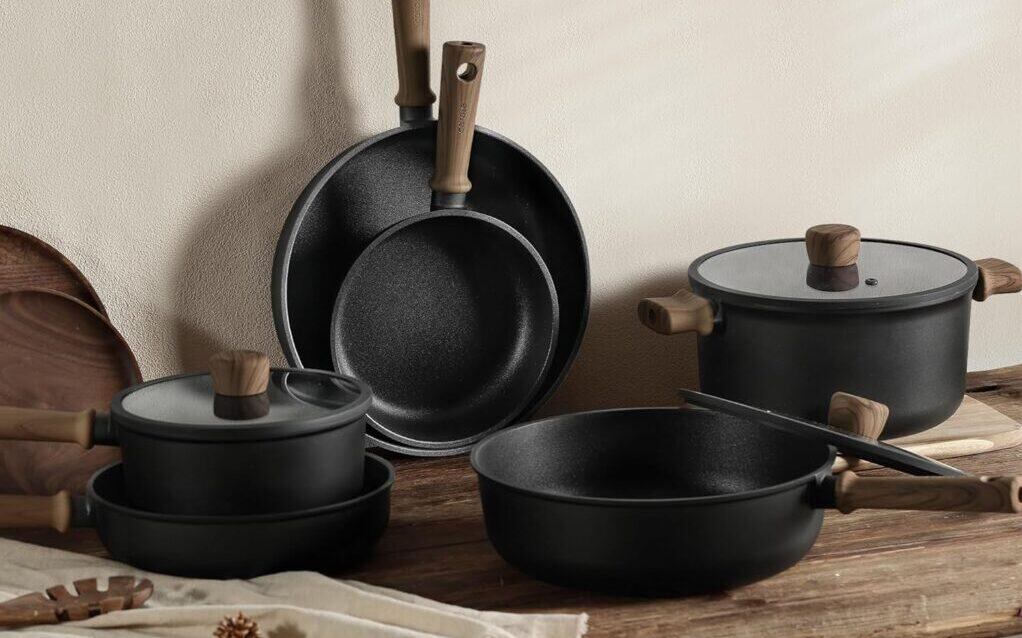 Carote Hokkaido cookware collection on wooden table.