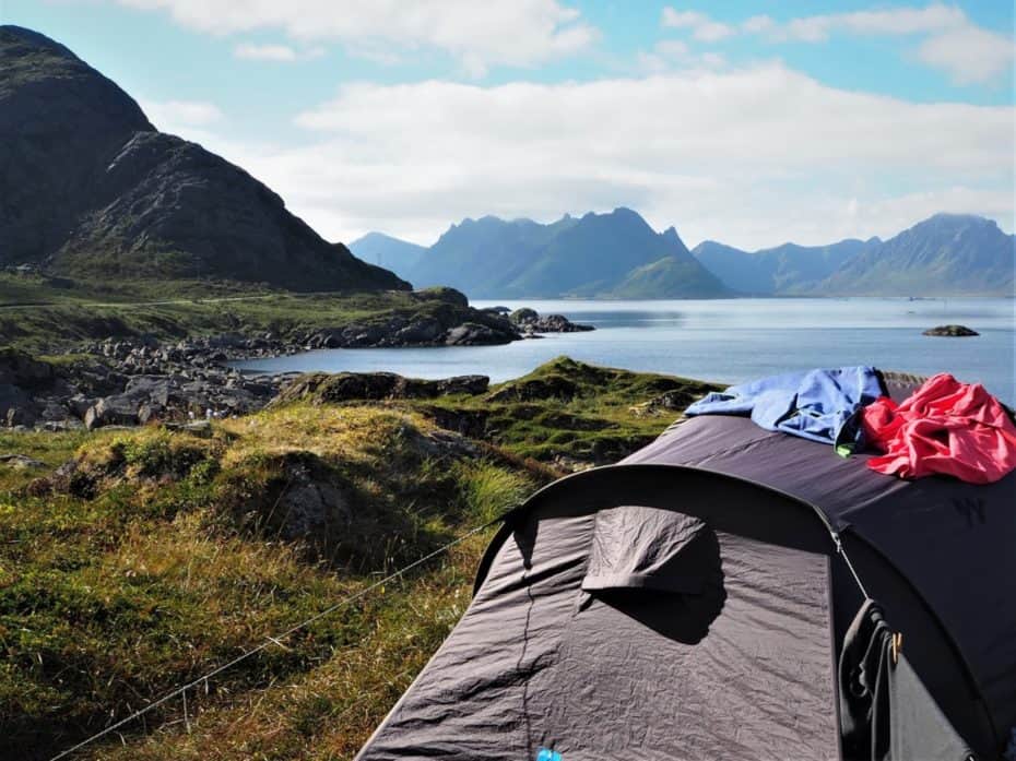 bivouac face à un fjord des Lofoten