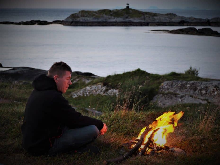 feu de camp, plage des Lofoten, bivouac