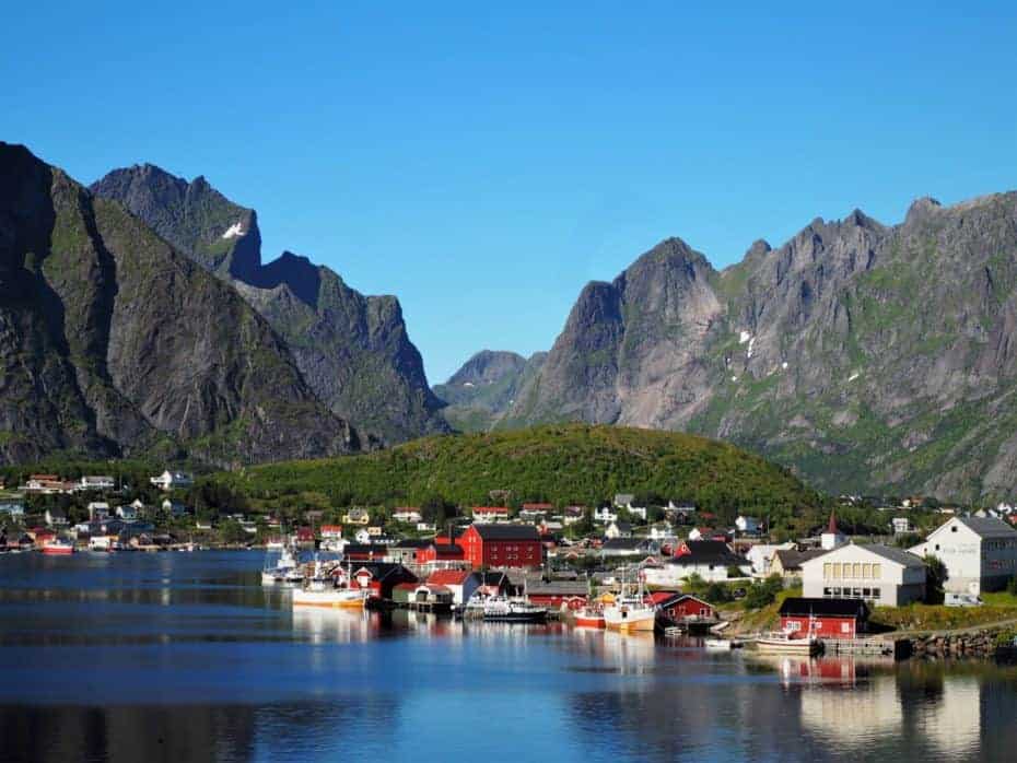 reine, petit village blotti dans un Fjord des Lofoten