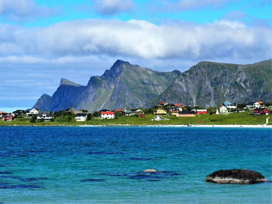 Village et eau turquoise Lofoten