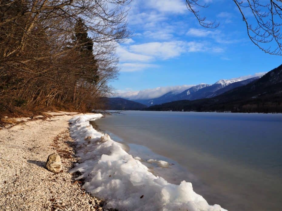 Glace plage lac Bohinj hiver